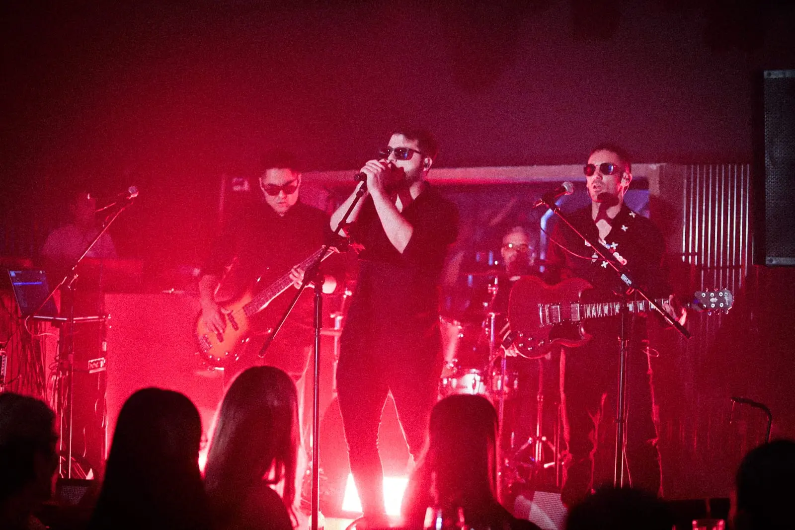 The Doctors en vivo, escenario con luz roja